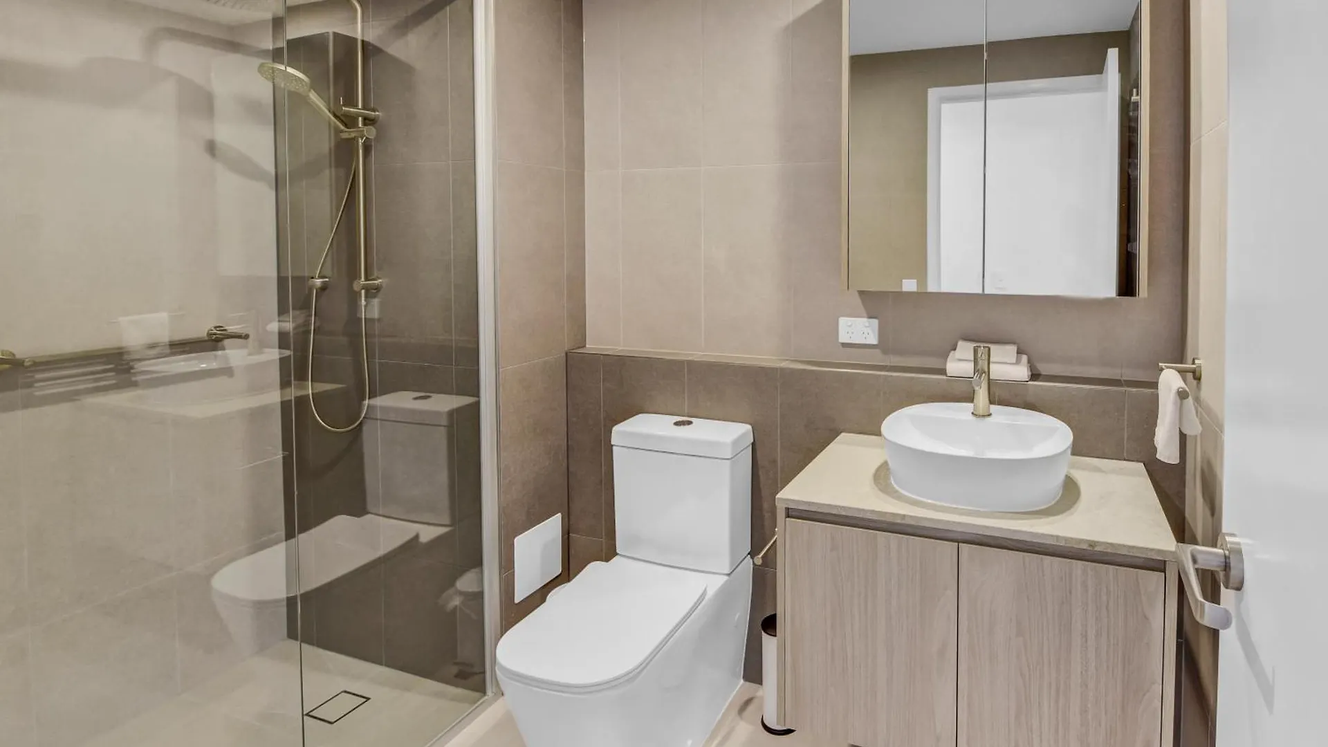 Lowanna Beach Resort Kawana Buddina 4*,