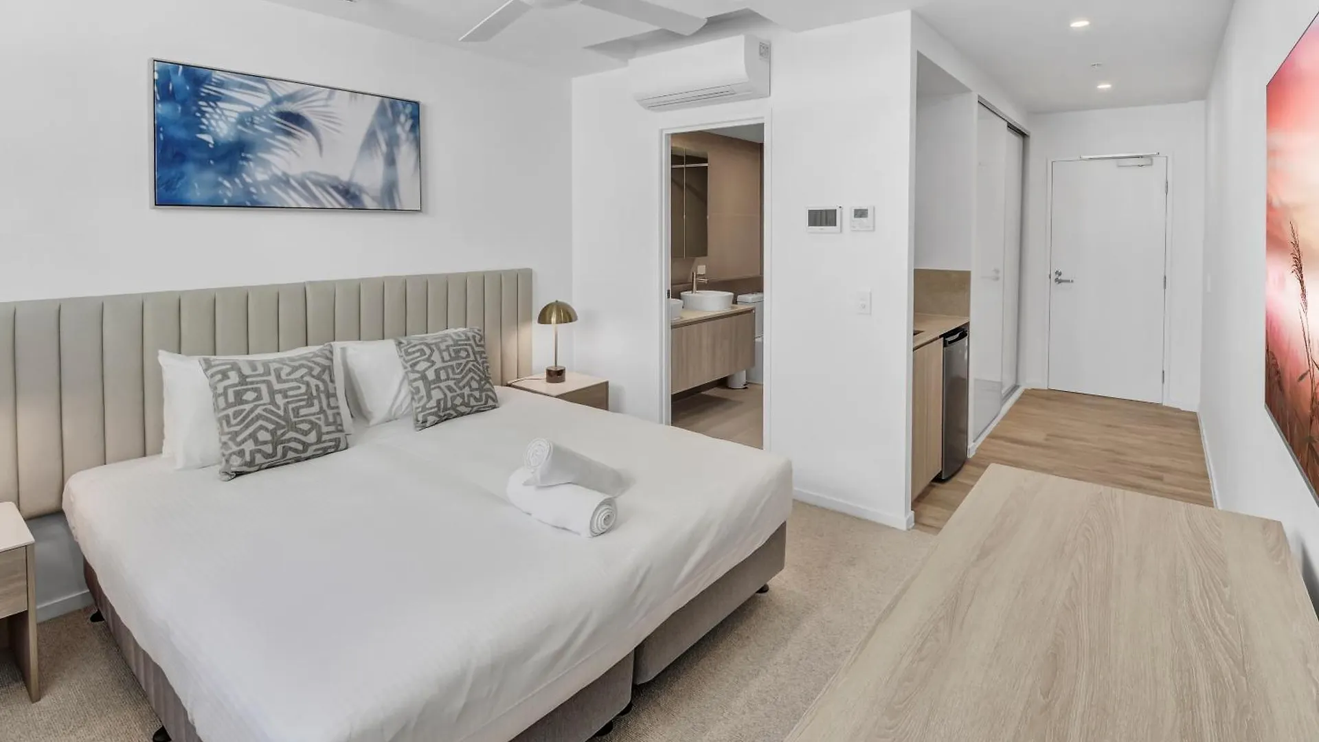 Lowanna Beach Resort Kawana Buddina Hotel
