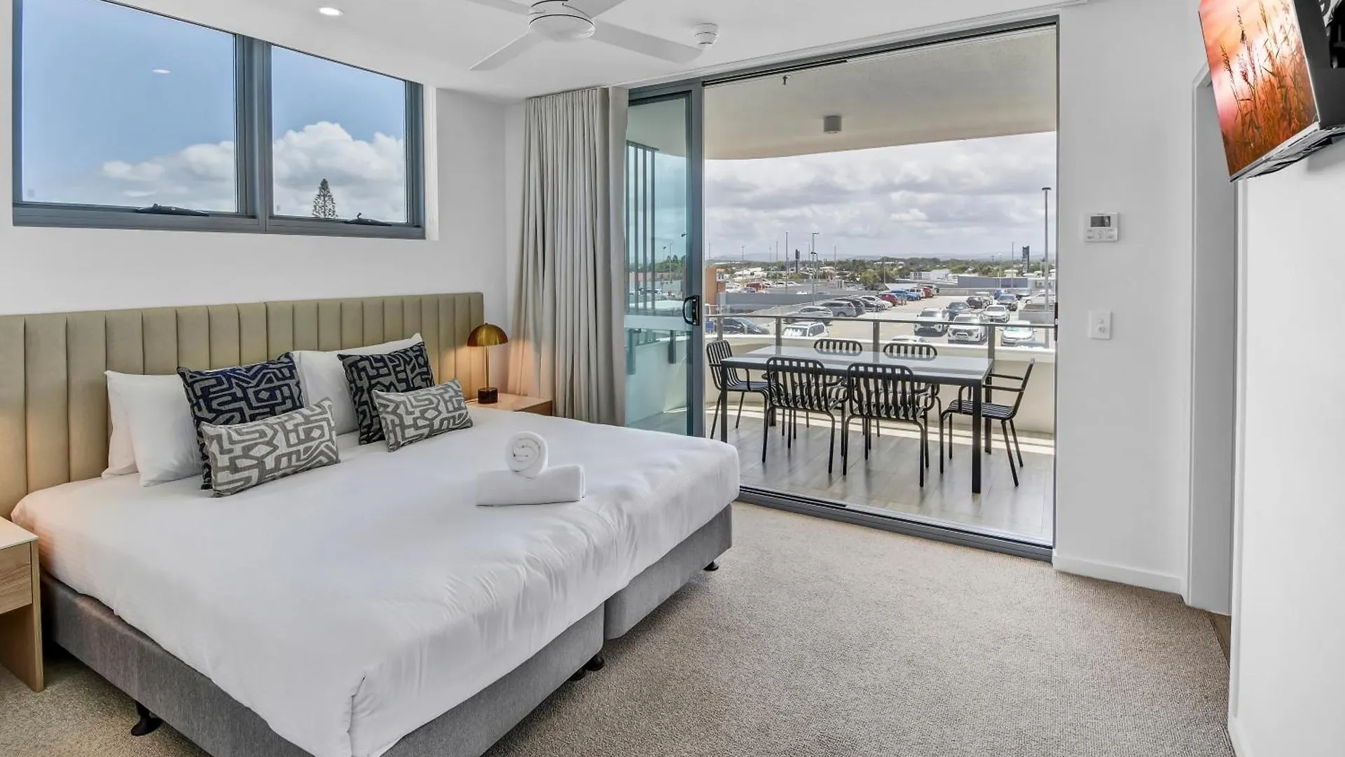 Lowanna Beach Resort Kawana Buddina Hotel