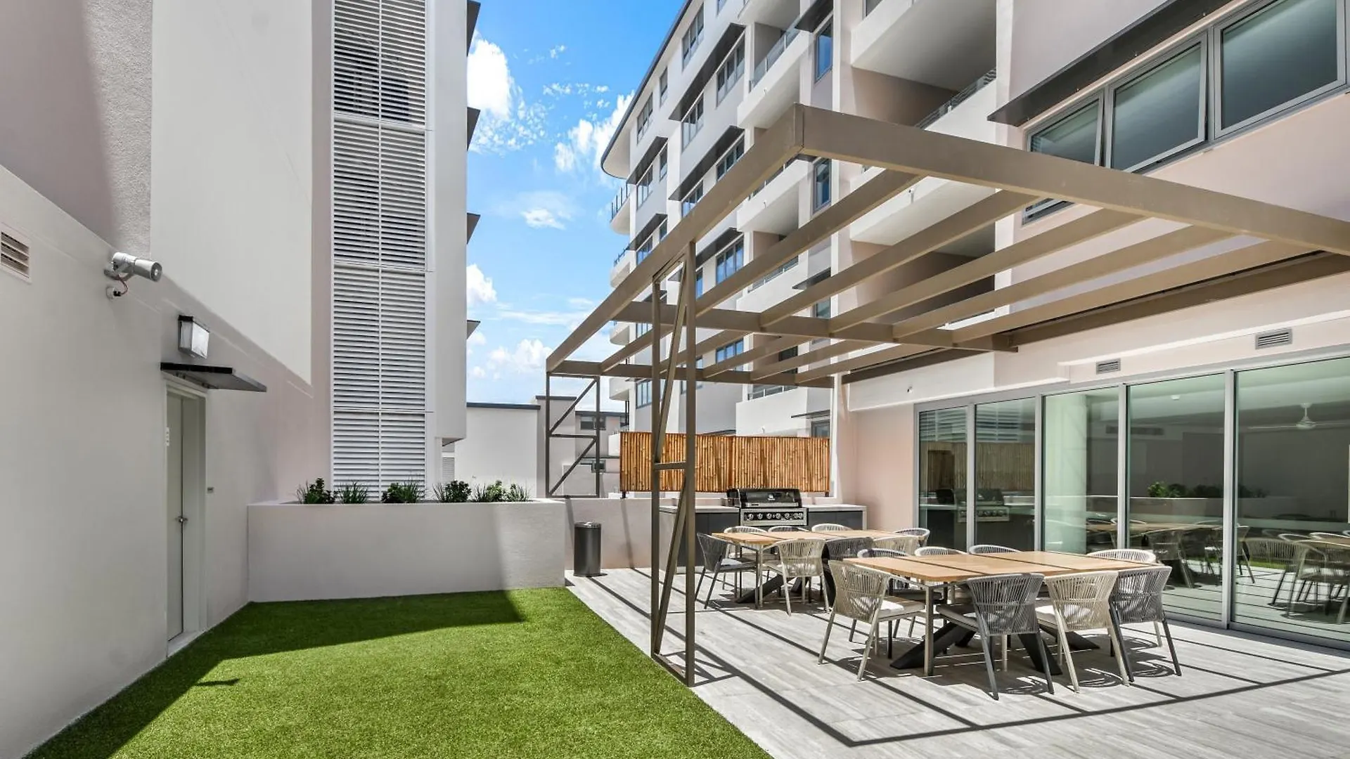 Lowanna Beach Resort Kawana Buddina 4*,
